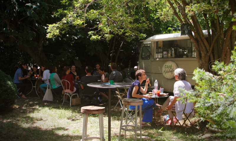 Pause déjeuner professionnelle en extérieur à Arles