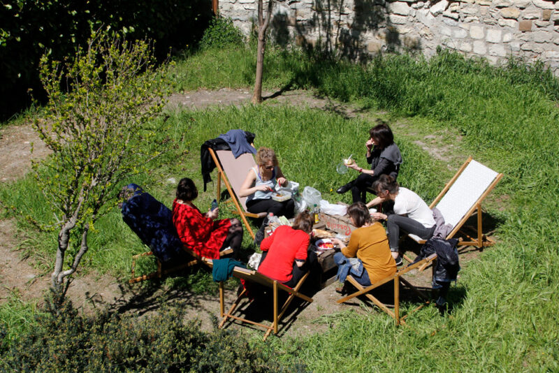 Pause déjeuner dans le jardin pendant une formation professionelle à Arles